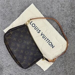 Pre- loved authentic Louis Vuitton Pochette w dust bag